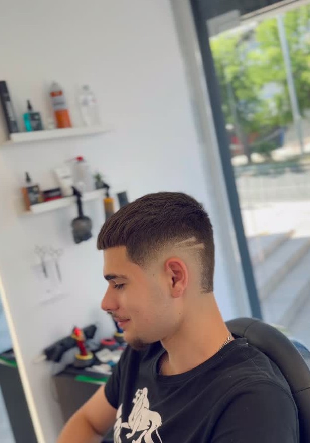 Κούρεμα με γραμμή στο ξυράφι στο Barberhood KG