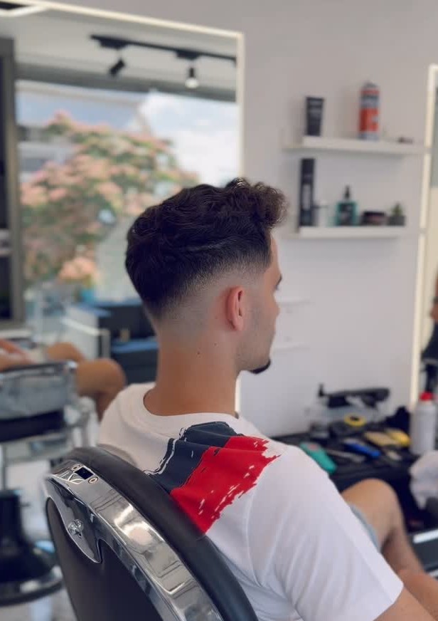 Fade σε σγουρά μαλλιά στο Barberhood KG