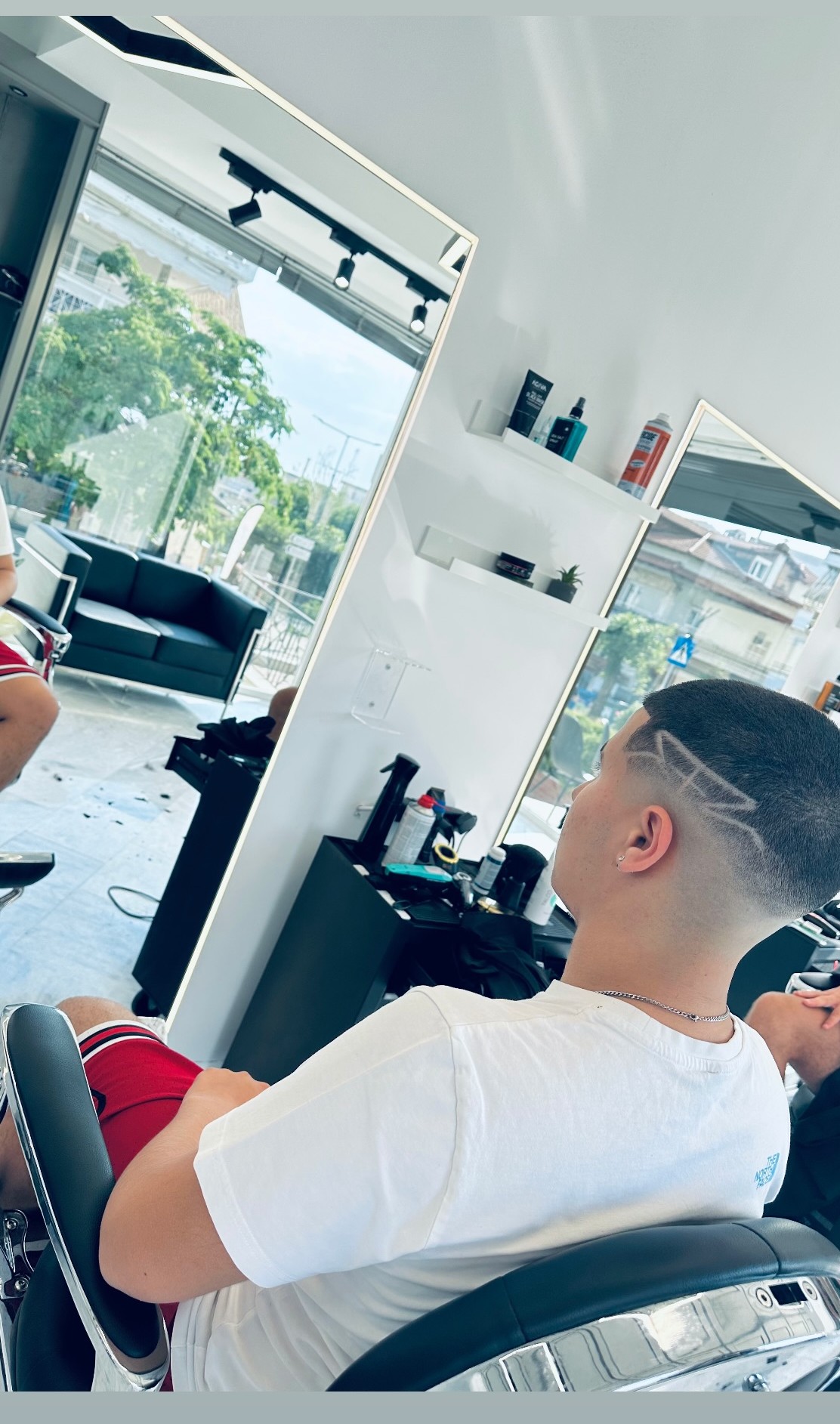 Skin fade με σχέδιο στο ξυράφι στο Barberhood KG