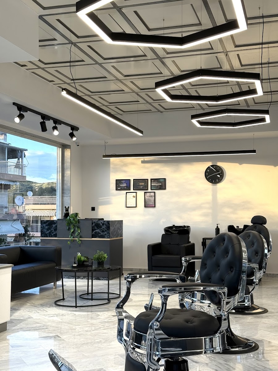 Ο χώρος του Barberhood KG στις Συκιές, με φυσικό φως, μάρμαρο και το εξαγωνικό ταβάνι