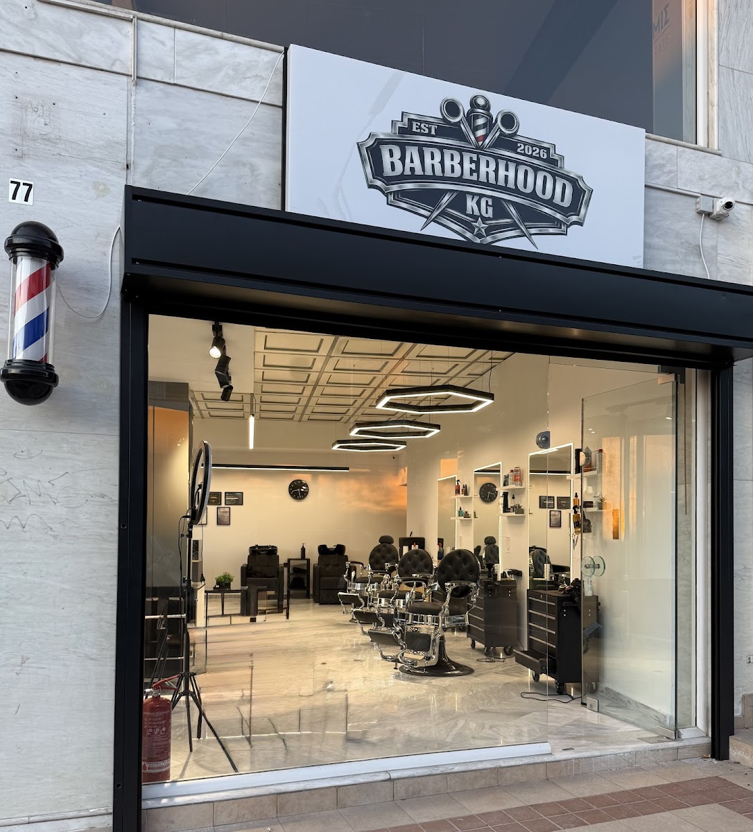 Η πρόσοψη του Barberhood KG στην Επταπυργίου 77 στις Συκιές, με την πινακίδα και το κλασικό φανάρι κουρείου